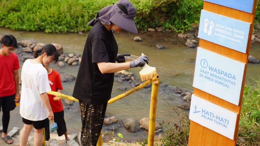 Students install river safety signs for river tourism in Petung