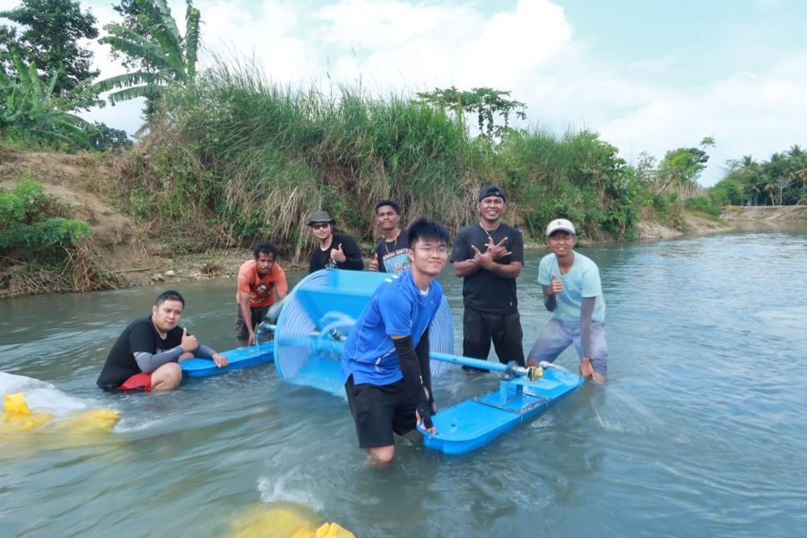 iCOP students building a spiral pump for irrigation in a river in Weihura, West Sumba
